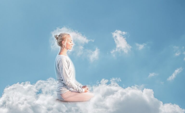Donna che medita sulle nuvole per calmare la mente