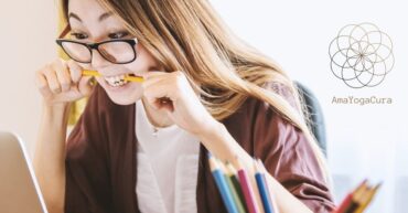 Donna che morde la matita davanti al pc per combattere lo stress