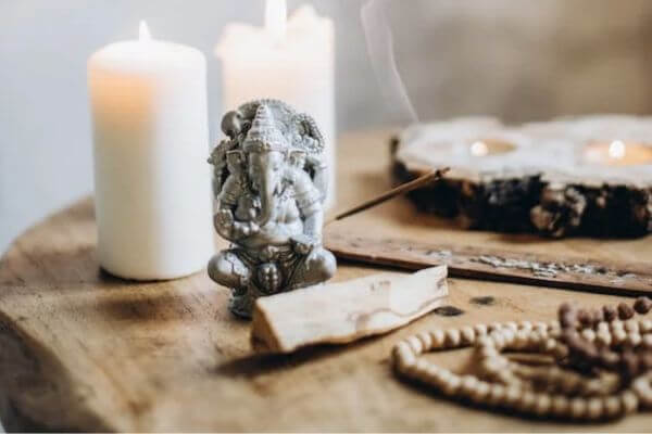 Ganesh, candele e incensi: lo yoga ci aiuta a vincere lo stress e a cominciare a vivere bene