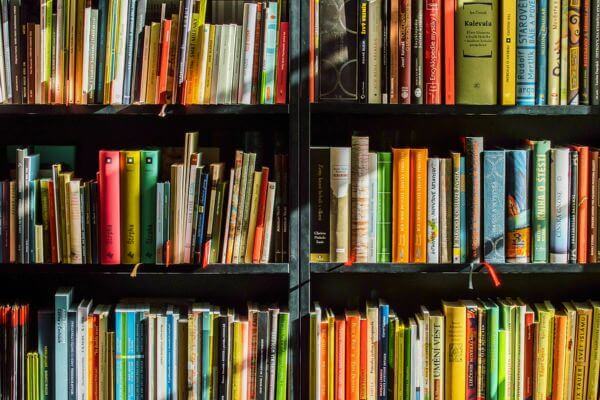 Libreria a simboleggiare come il cervello archivia le esperienze: capirlo ci aiuta a capire le cause dello stress