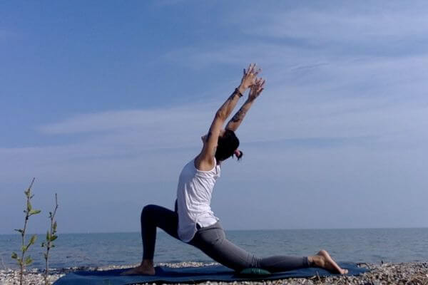 Valentina Nizardo in posizione yoga con apertura del cuore a simboleggiare il conoscere  e il trasformare le cause dello stress con lo yoga