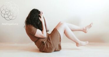 Donna con la testa tra le mani seduta a terra non sa come combattere ansia in modo naturale