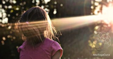 Donna con raggi di sole sul viso a simboleggiare il liberare la mente