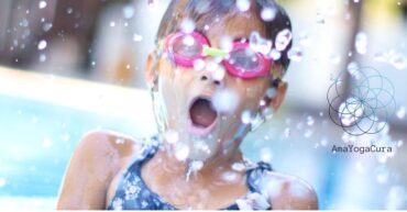 Bambina che esce dall'acqua a bocca aperta per respirare: come fare esercizi di ginnastica respiratoria!
