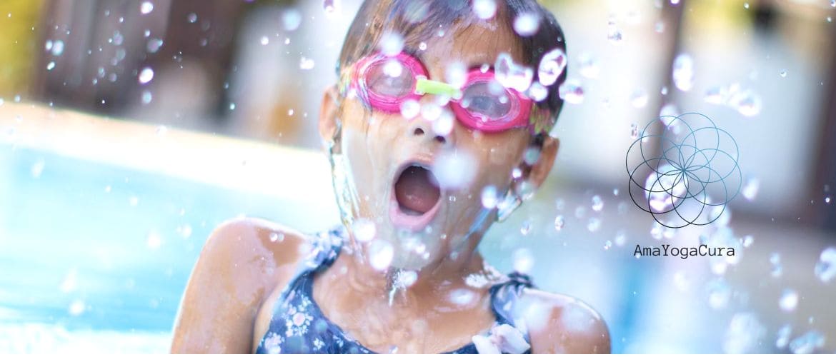 Bambina che esce dall'acqua a bocca aperta per respirare: come fare esercizi di ginnastica respiratoria!