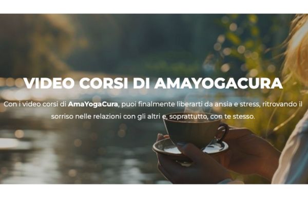 Donna che beve una tisana di fronte al lago: i nostri video corsi portano calma e benessere